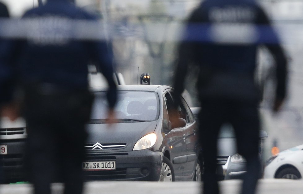 Belgická policie zadržela v úterý večer v metropoli Bruselu ujíždějícího řidiče. Ten tvrdí, že v jeho vozidle je výbušnina.