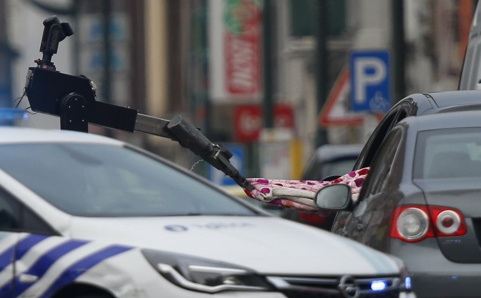 Belgická policie zadržela v úterý večer v metropoli Bruselu ujíždějícího řidiče. Ten tvrdí, že v jeho vozidle je výbušnina.