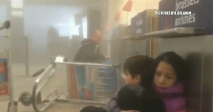 Vteřiny po výbuchu na letišti: Hustým dýmem se nesl křik zraněných.
