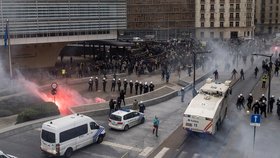 Po dnešní demonstraci krajně pravicových skupin proti migračnímu paktu OSN policie v Bruselu nasadila slzný plyn a vodní dělo proti výtržníkům. Podle agentury Belga demonstranti po manifestaci poblíž sídla Evropské komise házeli kameny a různé předměty (16.12.2018)