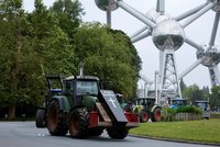 Stovky traktorů zablokovaly centrum Bruselu. Farmáři se chystají k unijním úřadům
