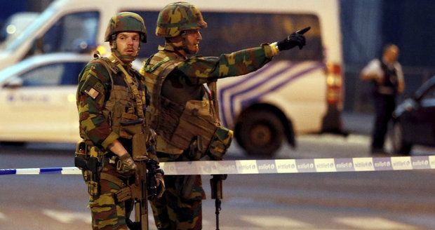 Terorista, který se se pokusil odpálit v Bruselu, zemřel. Policie útok překazila