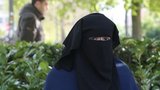 Francouzi zakázali zahalování muslimek