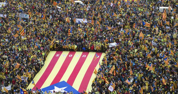 10 tisíc lidí vyšlo v Bruselu do ulic: Chtějí podpořit svrženou katalánskou vládu