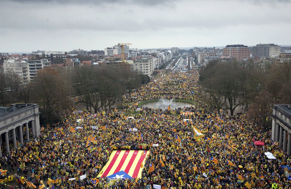 V ulicích Bruselu se 7. prosince sešli demonstranti na podporu Madridem sesazené katalánské vlády. Protest pod heslem Probuď se Evropo! Pomoz Katalánsku! svolaly dvě katalánské separatistické organizace.