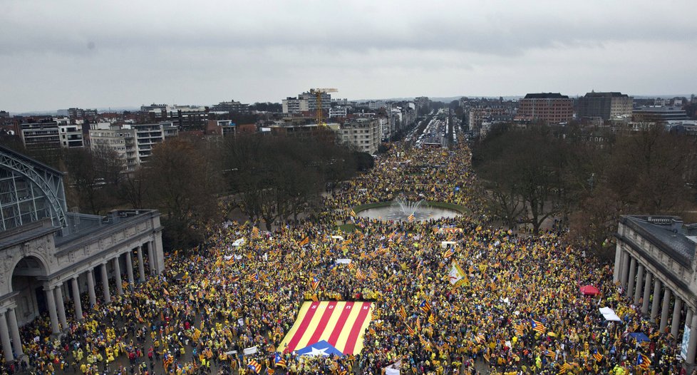 V ulicích Bruselu se 7. prosince sešli demonstranti na podporu Madridem sesazené katalánské vlády. Protest pod heslem Probuď se Evropo! Pomoz Katalánsku! svolaly dvě katalánské separatistické organizace.