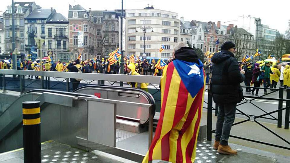 V ulicích Bruselu se 7. prosince sešli demonstranti na podporu Madridem sesazené katalánské vlády. Protest pod heslem Probuď se, Evropo! Pomoz Katalánsku! svolaly dvě katalánské separatistické organizace.