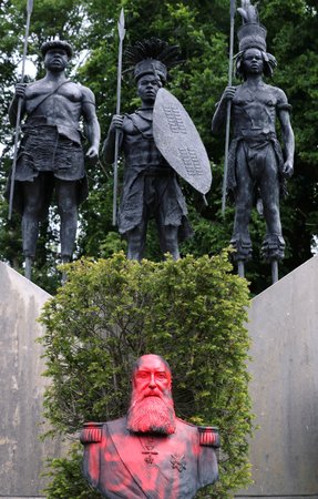 Posprejovaná socha belgického krále Leopolda II., který utlačoval kolonii v Kongu