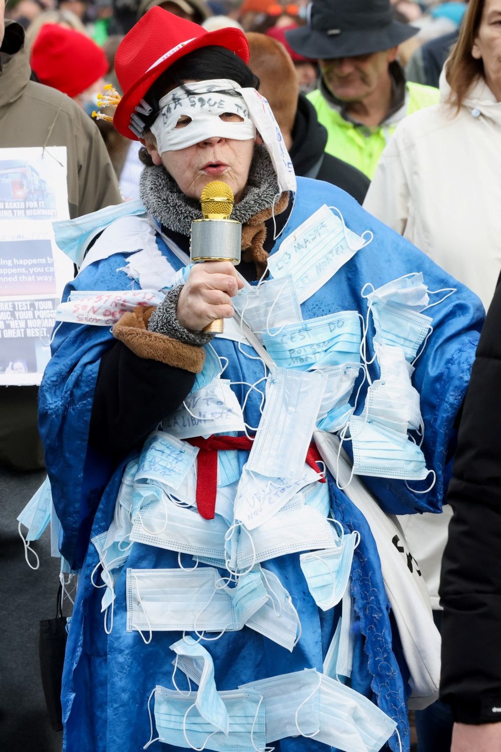 Roušková demonstrantka v Belgii.
