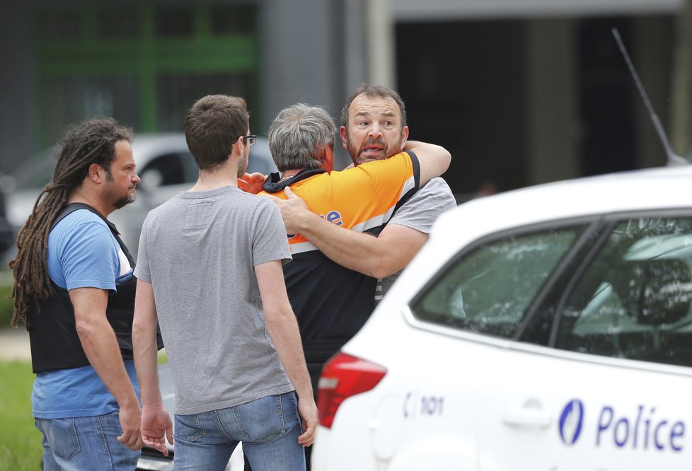 Policisté po útoku v Lutychu utěšovali rozrušeného muže.