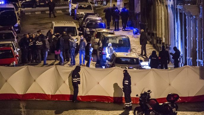 Protiteroristická operace v Belgii se uskutečnila krátce po krvavých útocích v Paříži, při nichž tři islámští ozbrojenci minulý týden zabili 17 lidí a sami při policejních akcích přišli o život. Podle Bruselu ale spolu události ve Francii a v Belgii přímo nesouvisí.