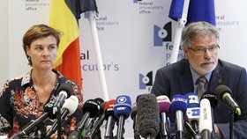 Belgičtí prokurátoři Wenke Roggenová a Eric Van Der Sypt během tiskové konference o teroristickém útoku v Lutychu.