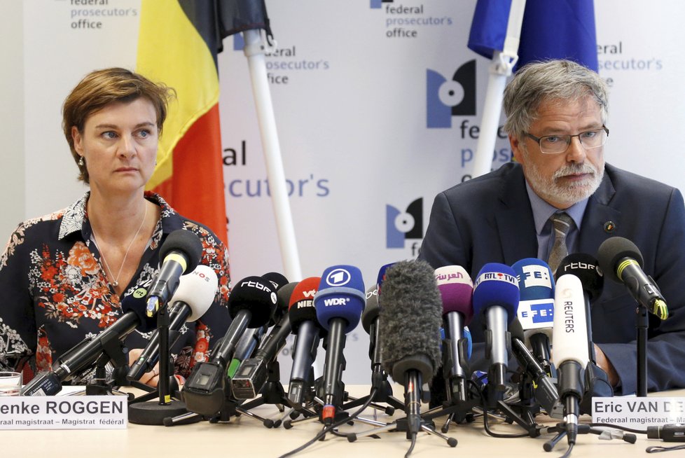 Belgičtí prokurátoři Wenke Roggenová a Eric Van Der Sypt během tiskové konference o teroristickém útoku v Lutychu.
