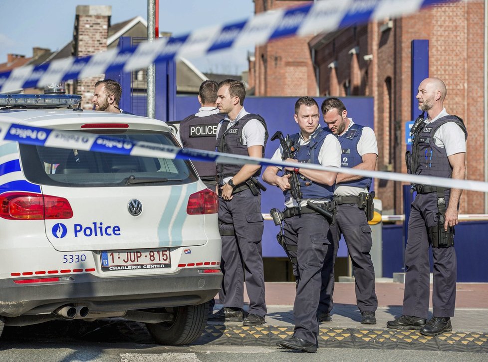 Muž s mačetou zranil v Belgii dvě policistky. Svědci: Volal Alláh akbar.