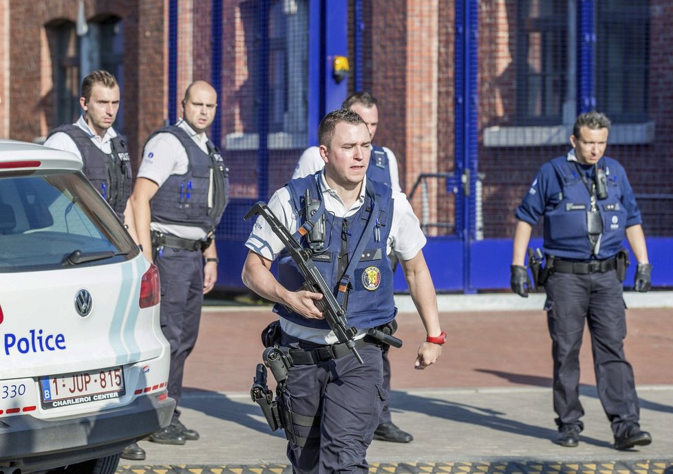 Muž s mačetou zranil v Belgii dvě policistky. Svědci: Volal Alláh akbar.