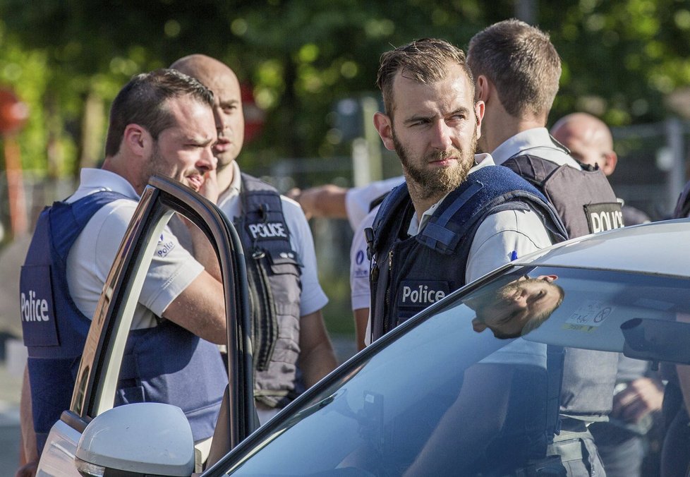 Muž s mačetou zranil v Belgii dvě policistky. Svědci: Volal Alláh akbar.