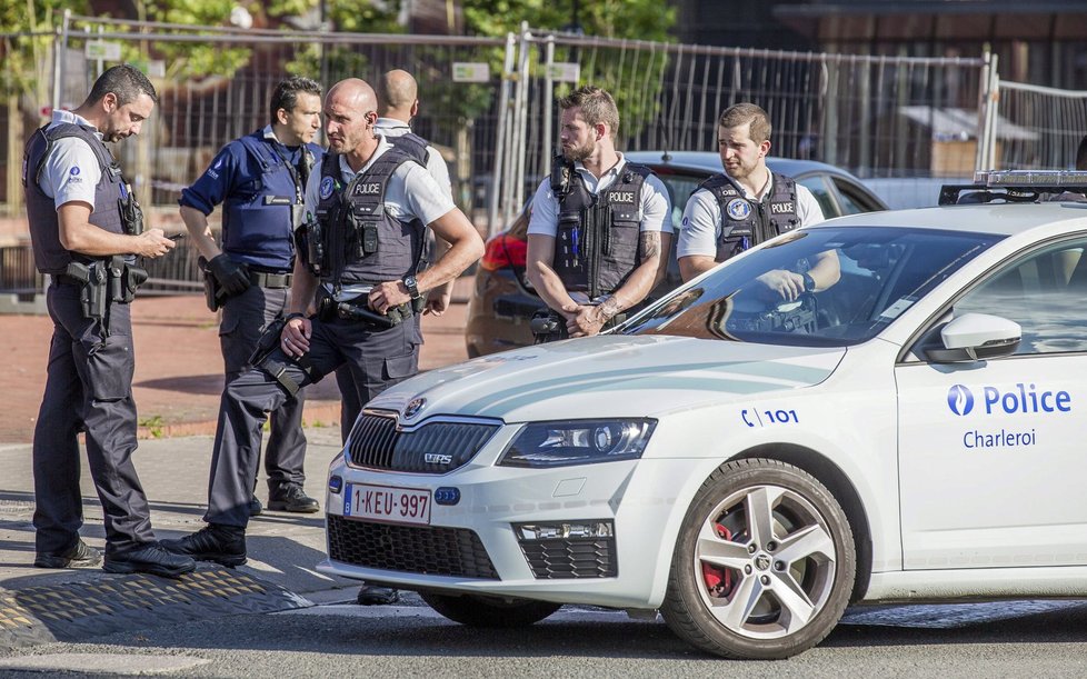 Muž s mačetou zranil v Belgii dvě policistky. Svědci: Volal Alláh akbar.