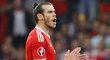 Hvězda Walesu Gareth Bale hecuje své spoluhráče