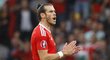 Hvězda Walesu Gareth Bale hecuje své spoluhráče