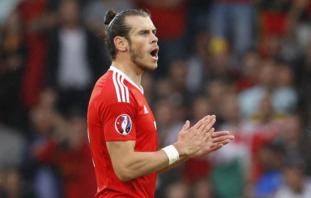 Hvězda Walesu Gareth Bale hecuje své spoluhráče