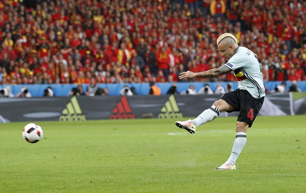 Záložník Belgie Radja Nainggolan napřáhl a jeho rána skončila nechytatelně v síti