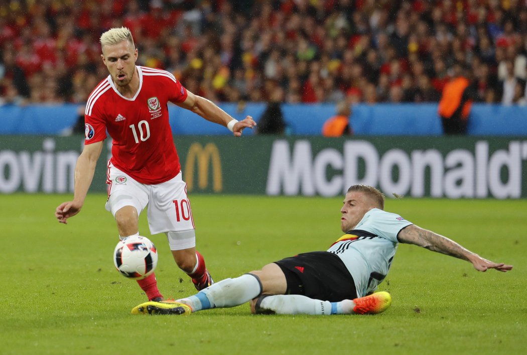 Záložník Walesu Aaron Ramsey v akci proti Belgii