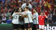 Fotbalisté Belgie slaví gól do sítě Walesu