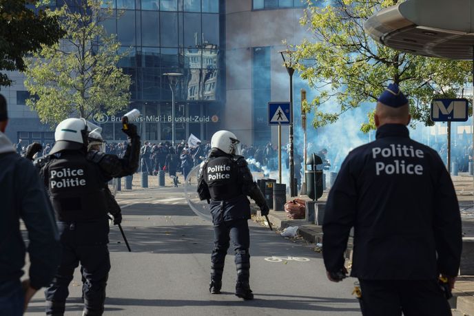 Protesty se zvrhly v násilí v Belgii. Protesty se zvrhly v násilí v Belgii.
