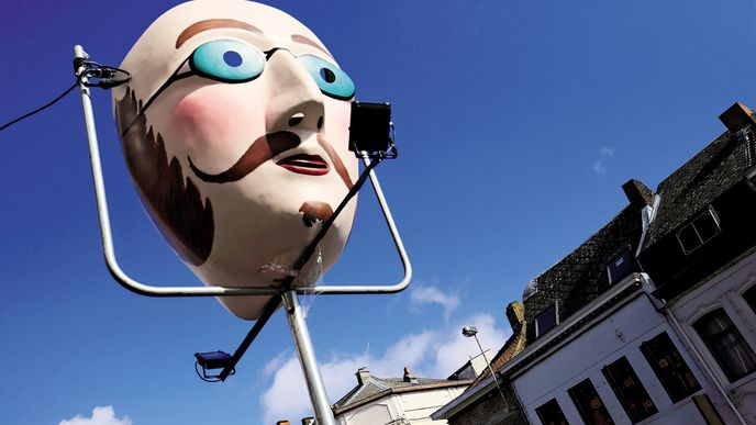 Stejná vosková maska je k vidění na tvářích Gillů na počátku karnevalu