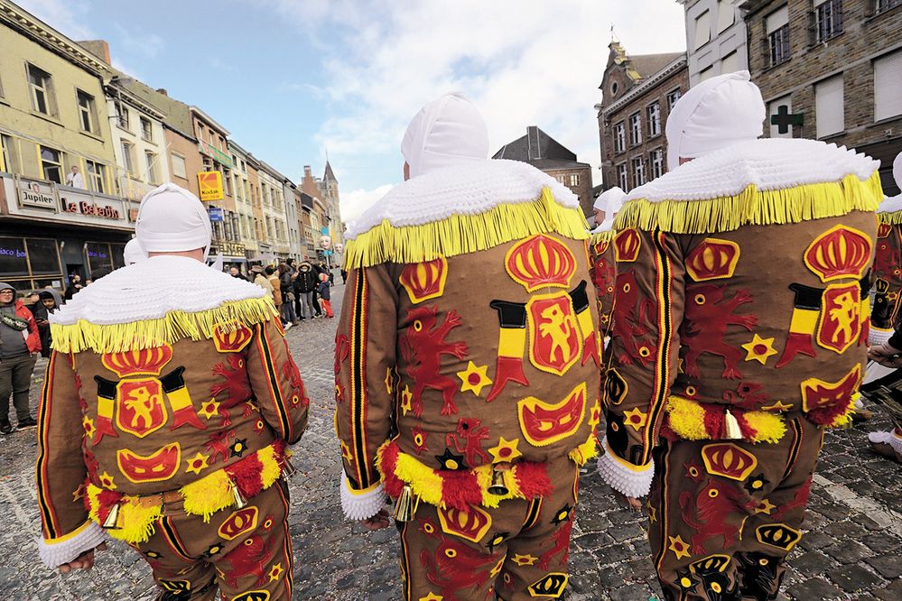 Kostýmy Gillů jsou v barvách belgické vlajky