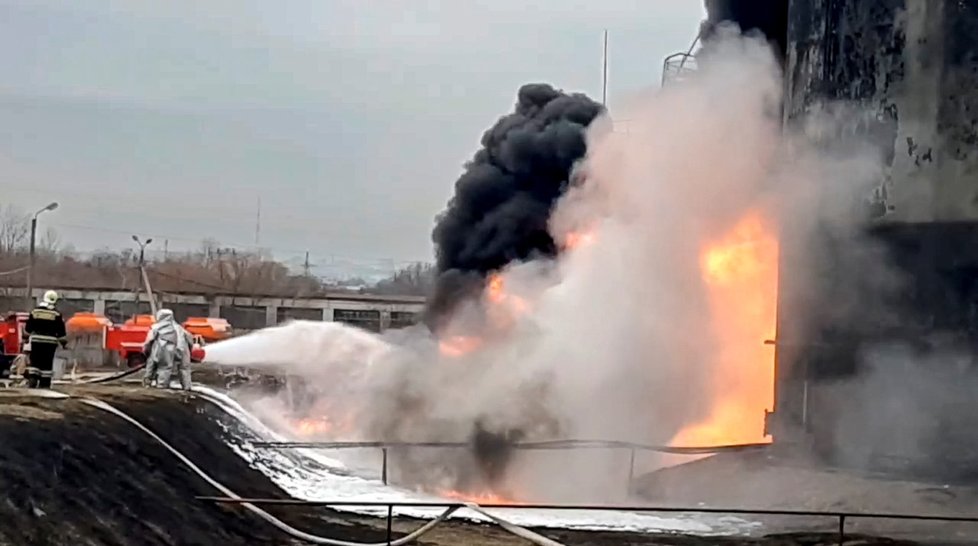 Požár ve skladu pohonných hmot v ruském Belgorodu (1. 4. 2022)