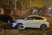 Rusové bombardovali vlastní město: Obří kráter, několik zraněných