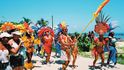 Nákladní auto plné veselých Belizanů jelo po hlavní třídě a za ním se táhl průvod exotických tanečnic. Ženy v opeřených čelenkách připomínaly karneval v Riu. Tak se 21. září slavil Den nezávislosti.