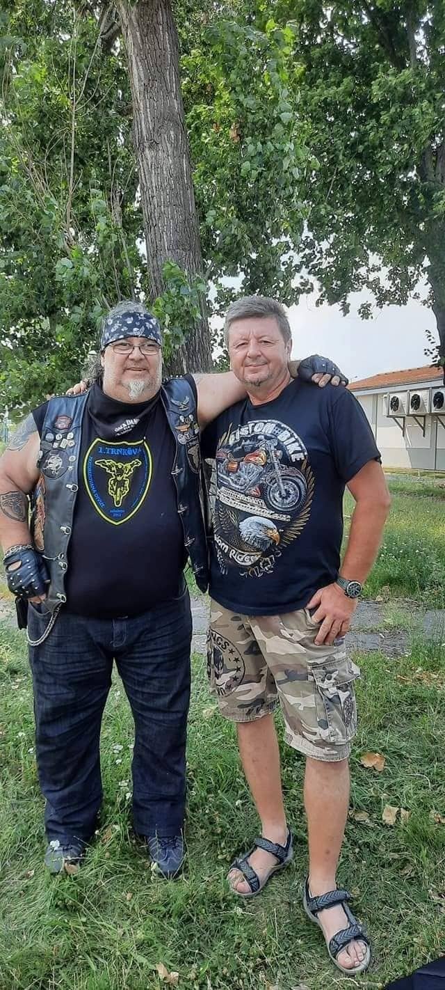 Miloslav Belka (vpravo) se po roce opět může věnovat své vášni - motorkám. Nový dům stihla rodina postavit.