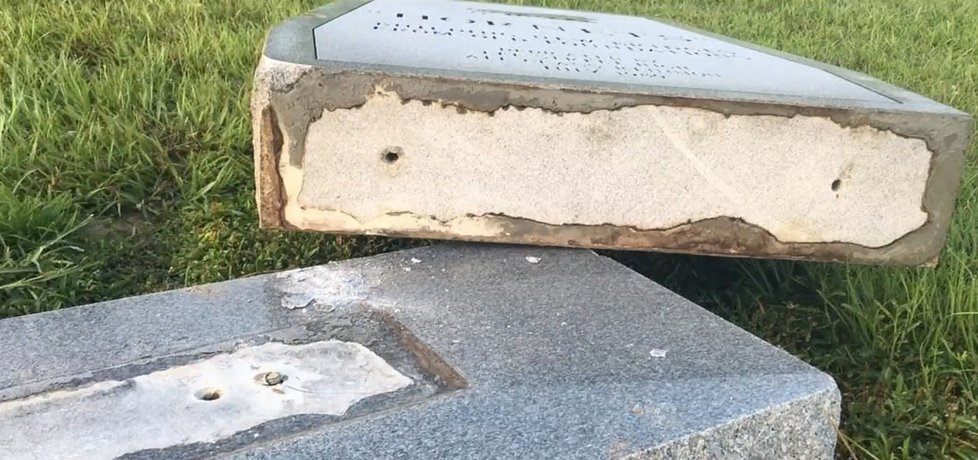 Bella Grace Bennettová (†15) z americké Georgie zemřela poté, co se na ni svalila kamenná deska památníku.