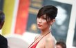 Oblečená - neoblečená. V tomto stylu se na červeném koberci objevila Bella Hadid