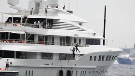Krásky Bella Hadid a Kendall Jenner si užívaly na jachtě Axioma v roce 2015.