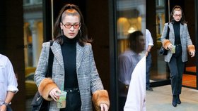 Styl podle celebrit: Pořiďte si nadčasový kabát jako Bella Hadid