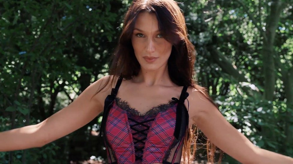 Bella Hadid jako svůdná Alenka v říši divů