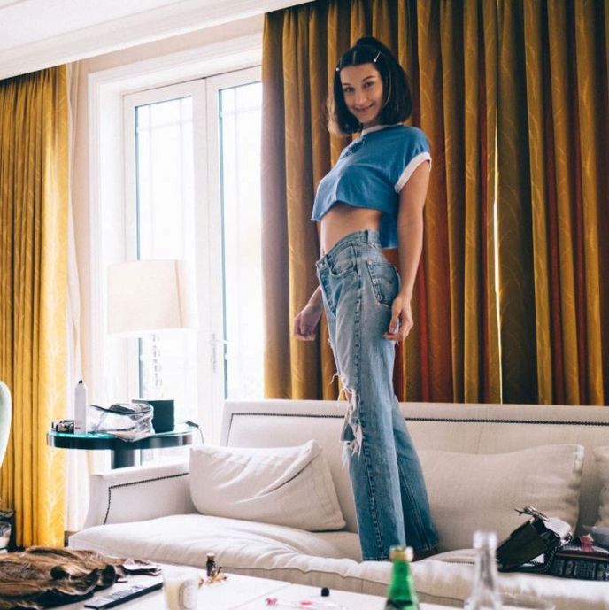 Bella Hadid a její účes ve stylu devadesátek