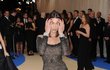 Na akci MET Gala v New Yorku dorazila Bella Hadid.