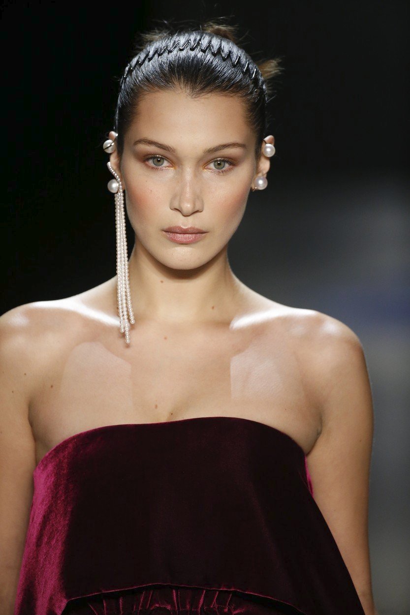 Bella Hadid na přehlídce Prabala Gurunga na newyorském fashion weeku.