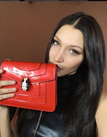 Trend č.4: Tmavě hnědá. Blonďatá není váš šálek kávy? Nevadí, můžete zůstat i u hnědé. Bella Hadid si oblíbila studenější tón.