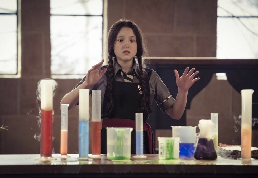 Bella Ramseyová v seriálu Čarodějnice školou povinné