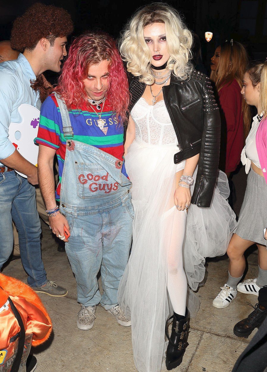 Bella Thorne s přítelem, který si říká Mod Sun, se oblékli jako vražedná panenka Chucky a jeho nevěsta Tiffany.