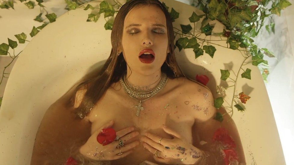 Bella Thorne v reklamě na svou vlastní kosmetiku.