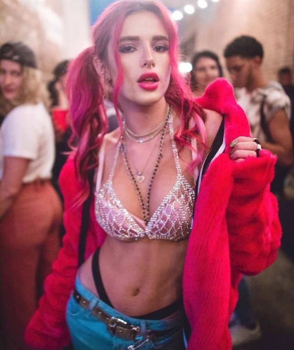 Bella Thorne láká jiné samičky