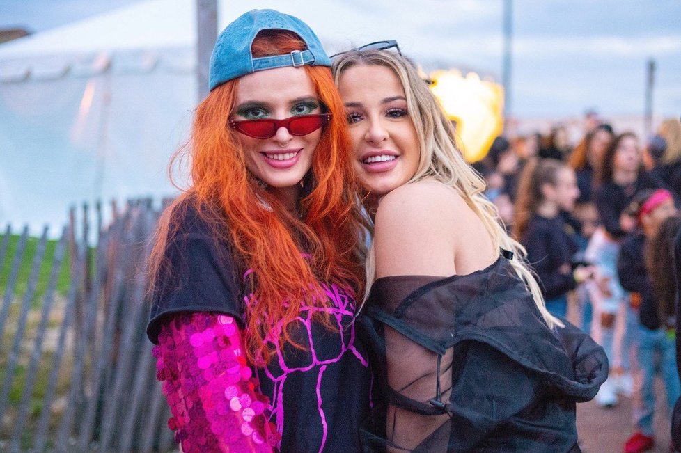 Bella Thorne s přítelkyní Tanou Mongeau