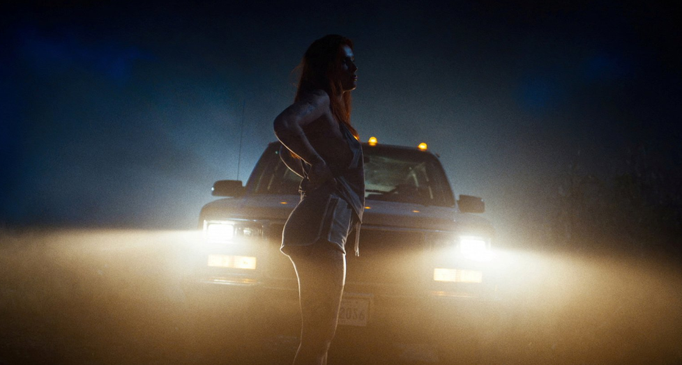 Bella Thorne v filmu Rumble Through the Dark