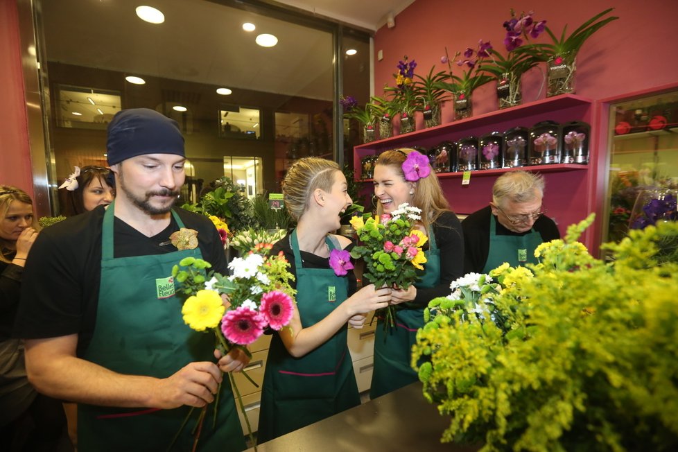 Bohúš Matúš, Bára Poláková a Klára Doležalová soutěžili o titul nejlepšího floristy.